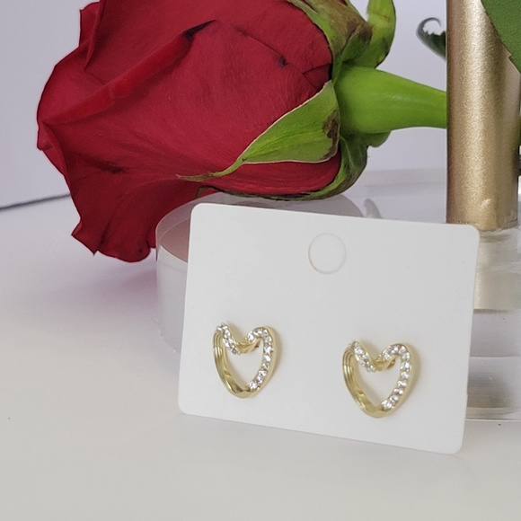Gold heart shaped earrings - Picture 2 of 3